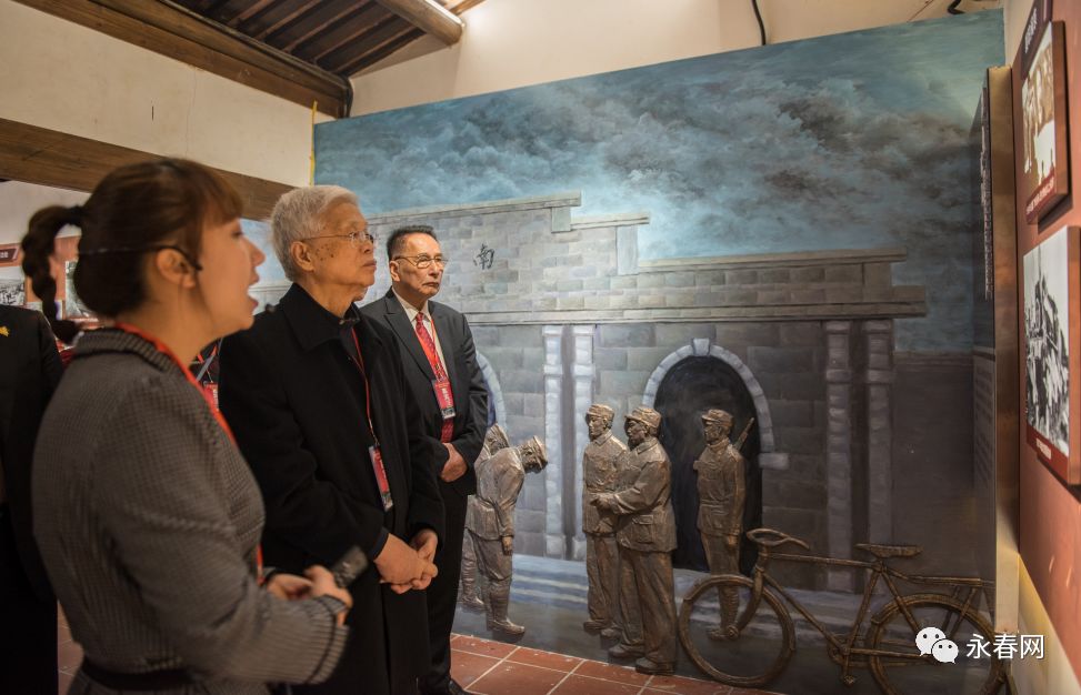 随后,众人走进故居参观纪念馆及社会各界纪念梁披云梁灵光书画作品展.