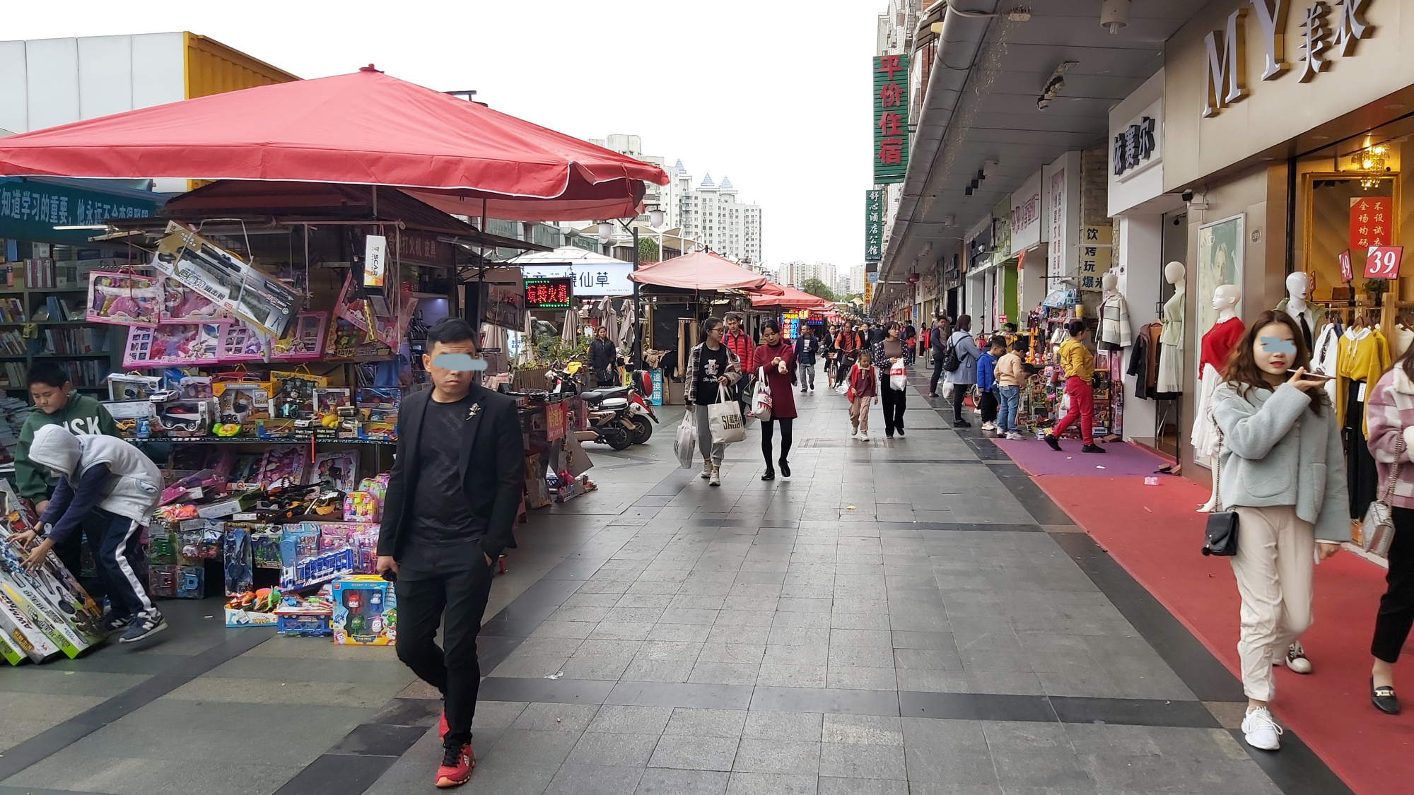 东莞常平步行街巷子图片