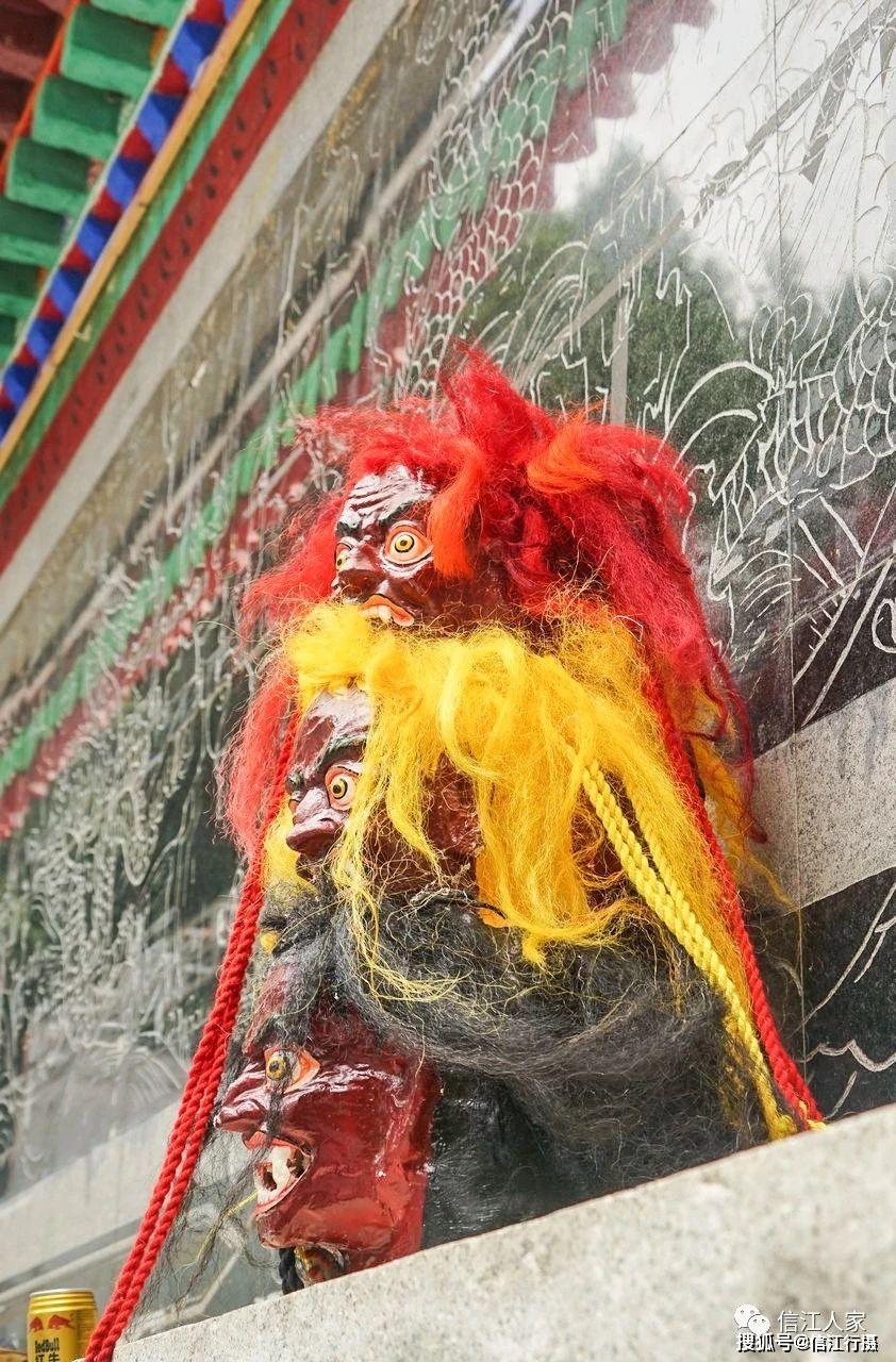 大概是上演藏戏时使用的面具宗角禄康公园位于布达拉山后,藏语"宗角"