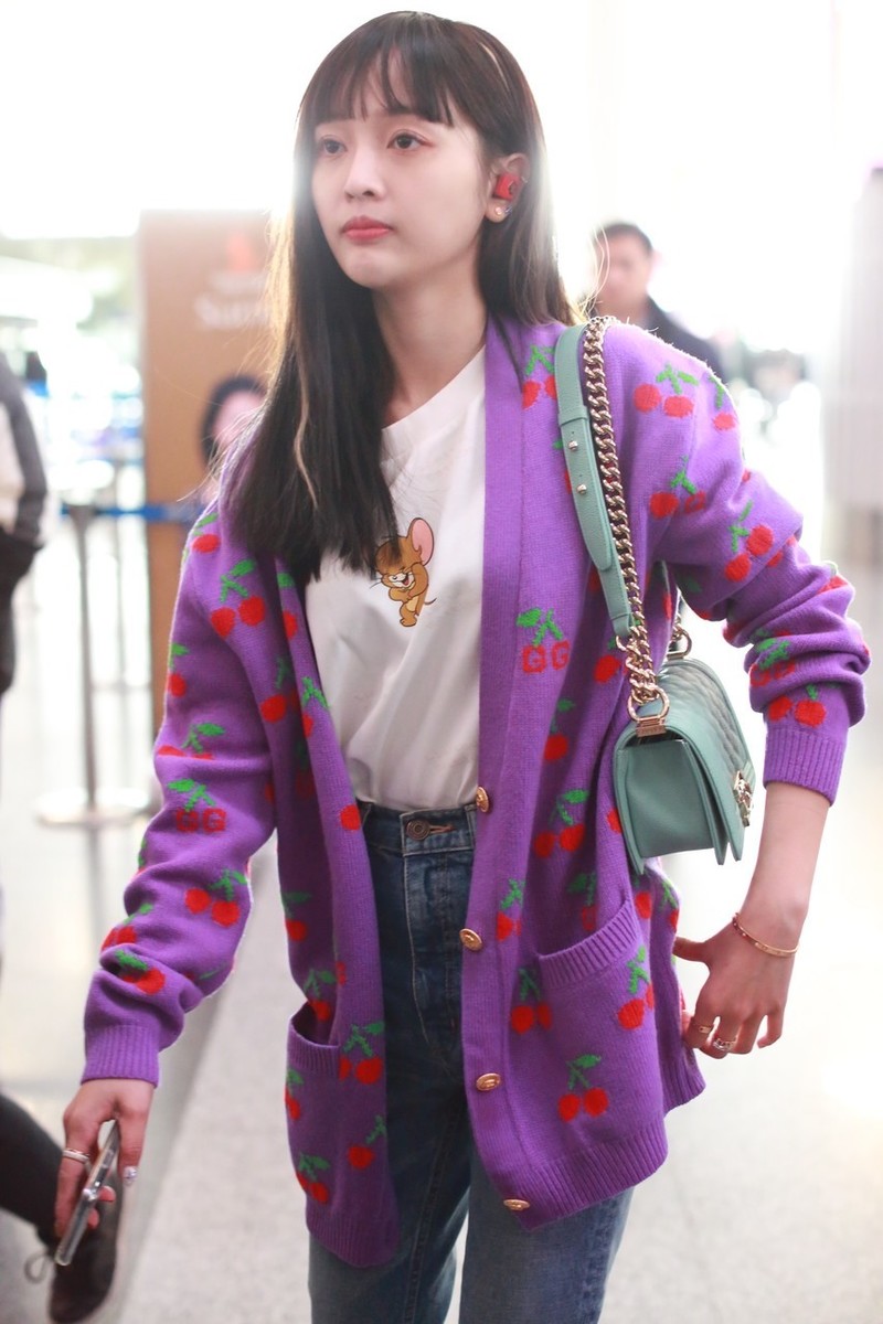 原创吴宣仪真大胆,"奶奶风"穿着也不在话下,紫色印花开衫深沉可爱