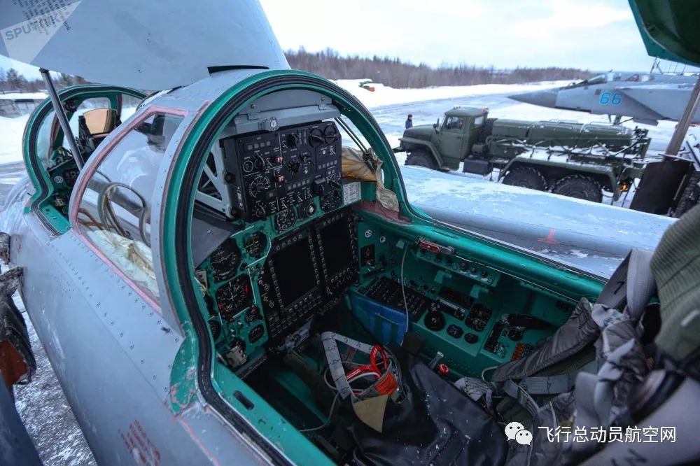 苏-24轰炸机座舱中的飞行员训练飞行中的米格-31截击机飞机跑道上的