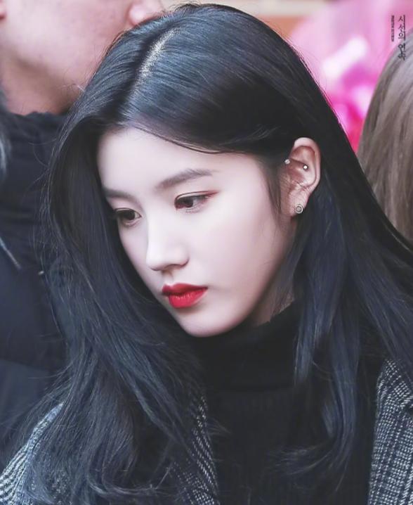 韩国女爱豆为了美有多拼?当看到耳洞的位置后,网友:看着都疼