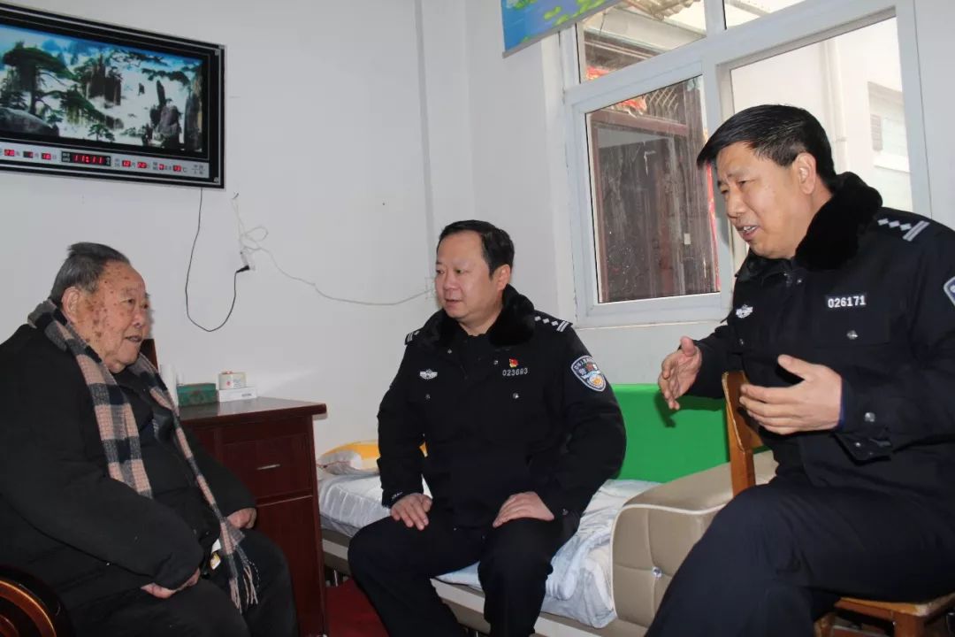 宜阳公安县委书记安颖芳市公安局副局长盛草飞等领导同志看望慰问我局