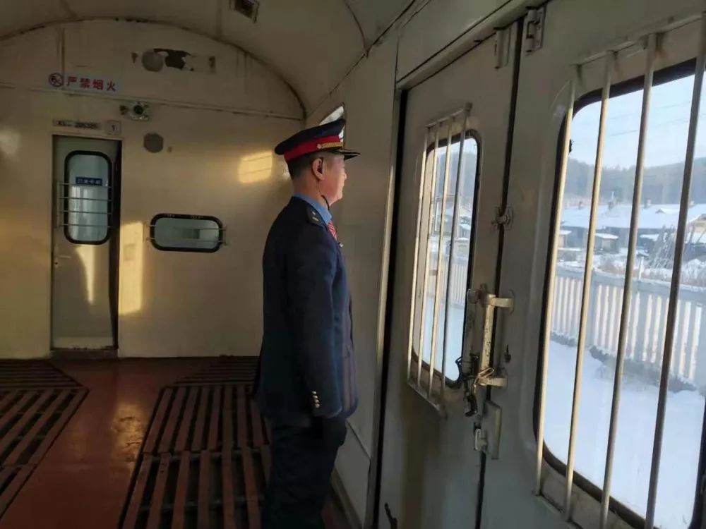 "牡丹江客运段成都车队乌伊岭3组行李员李淼说,这是他进入铁路40多年