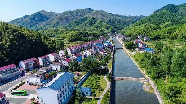 磨子潭镇龙井冲村龙井冲村位于佛子岭水库上游,距离霍山县城54公里,东