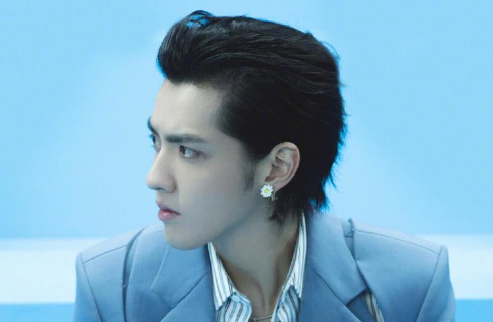 由吴亦凡做主理人,angelababy,赵今麦,潘玮柏,福克斯四人为合伙人的