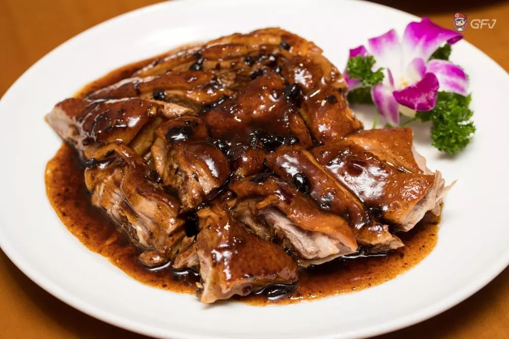 谈起粤姐,吃货们肯定能想到它们家的家乡碌鹅,浓郁的豉汁渗透到鹅肉的