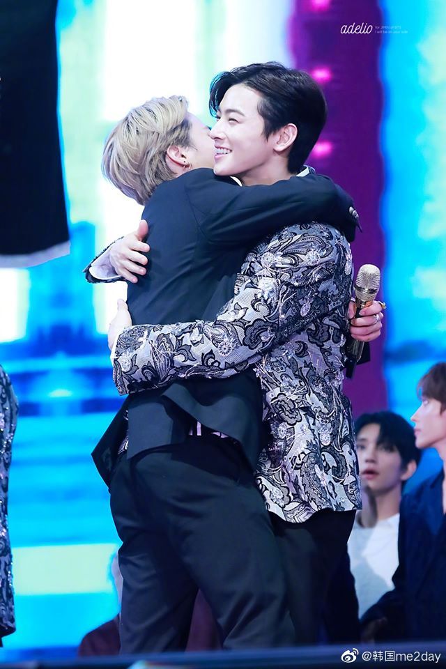 冲向车银优并抱住他的jimin,令人羡慕的友情_朴智旻