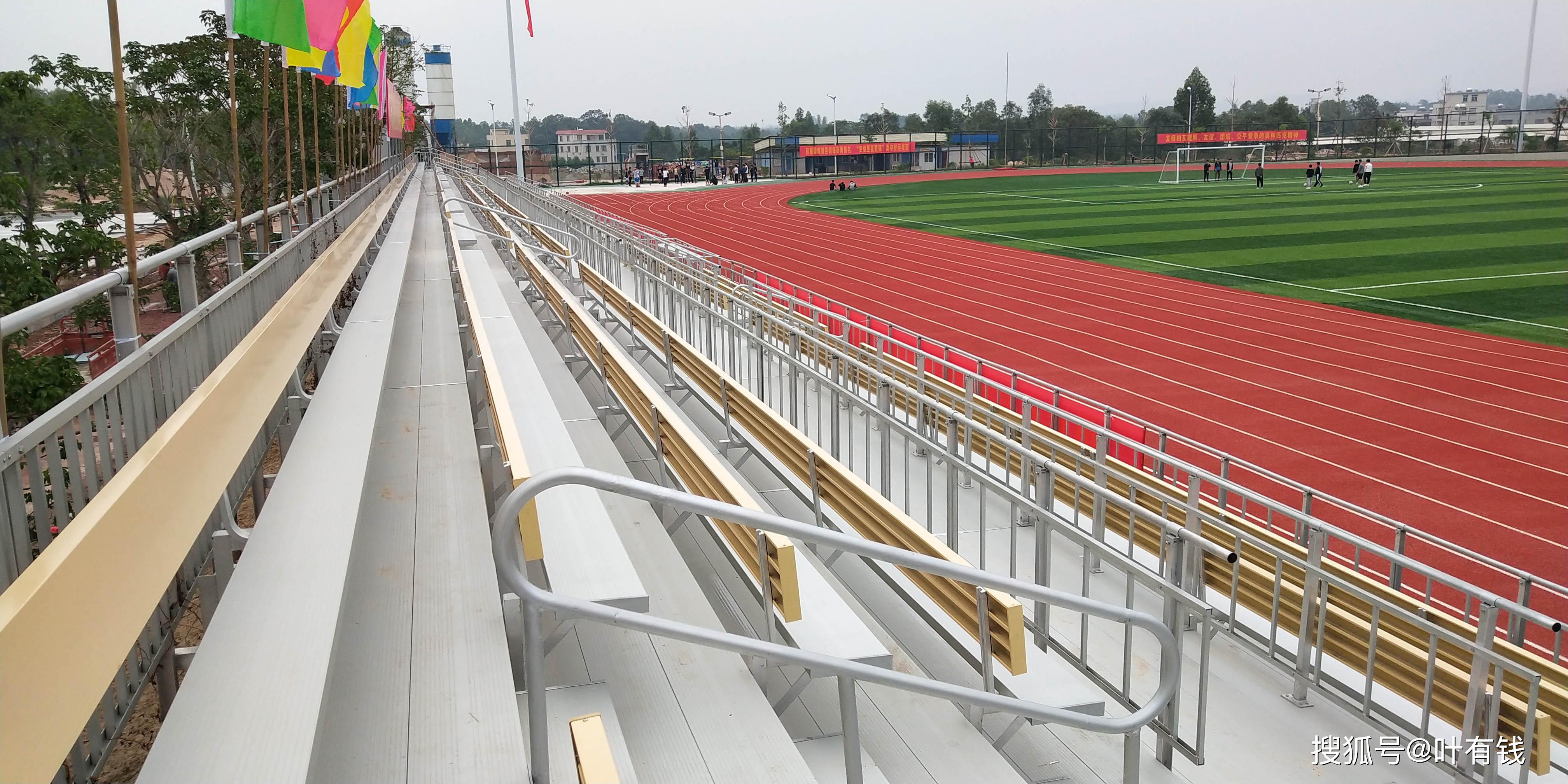 较传统水泥结构看台相比装配式金属结构看台优势明显