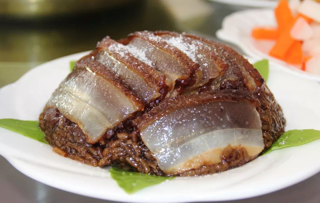 四川夹沙肉夹沙肉是一道四川的地方传统名菜,又叫喜沙肉,甜烧白,属于