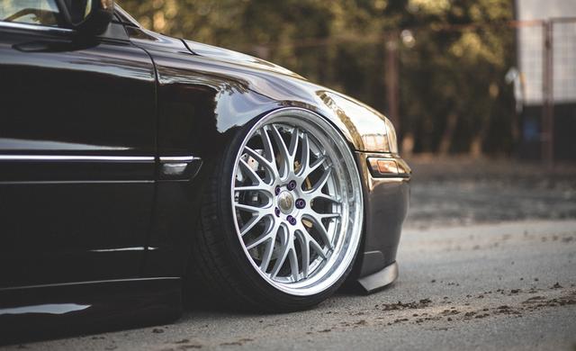 将无聊透顶的家用版2005款沃尔沃s80改装成超凡脱俗的帅气姿态!