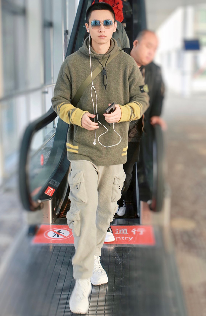 男神变型男33岁魏晨留短发更显年轻了卫衣搭工装裤帅过小鲜肉