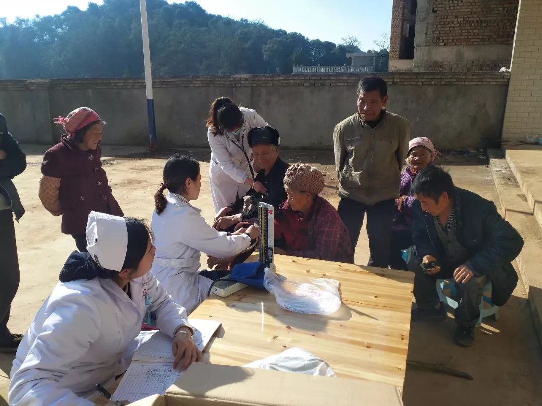 医疗专家下乡义诊 健康扶贫情暖人心——师宗现代医院下乡义诊活动