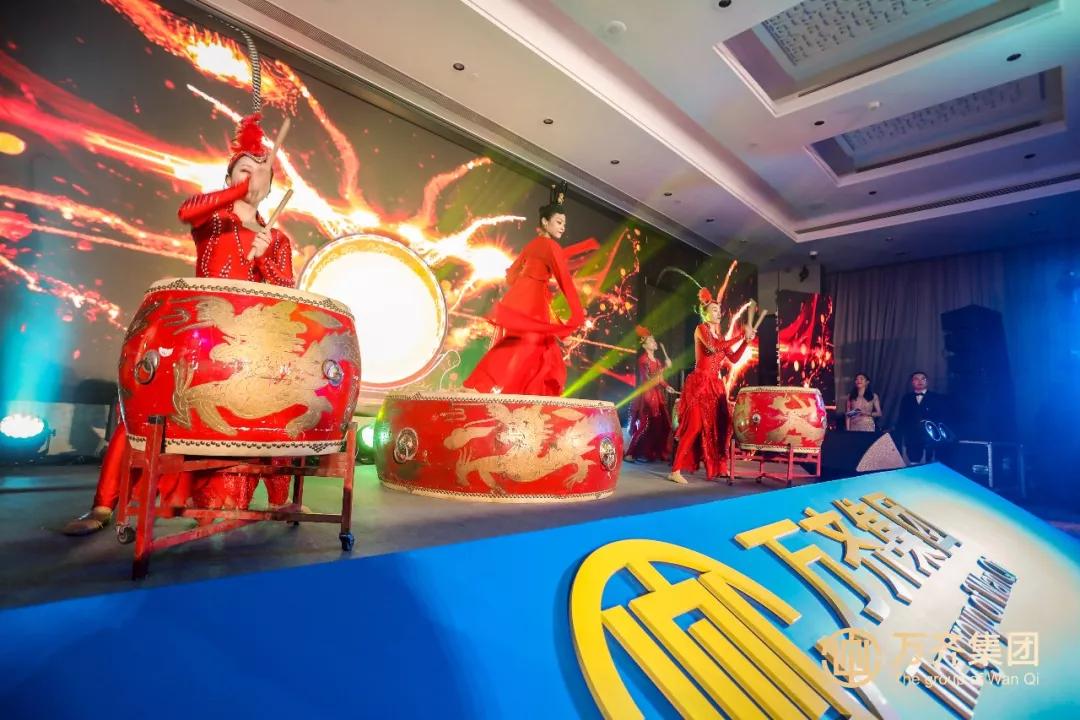 击鼓与舞蹈相融,柔美与力量兼具开场节目《鼓韵万齐》直接燃爆全场!