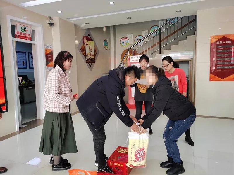 磴口县团委开展青年文明号手拉手献爱心送温暖扶贫助困活动