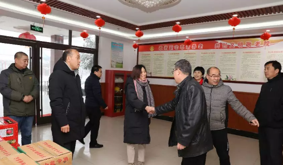 在县中心敬老院,高旭明,刘会林走进老人的宿舍,和老人们亲切交谈,询问
