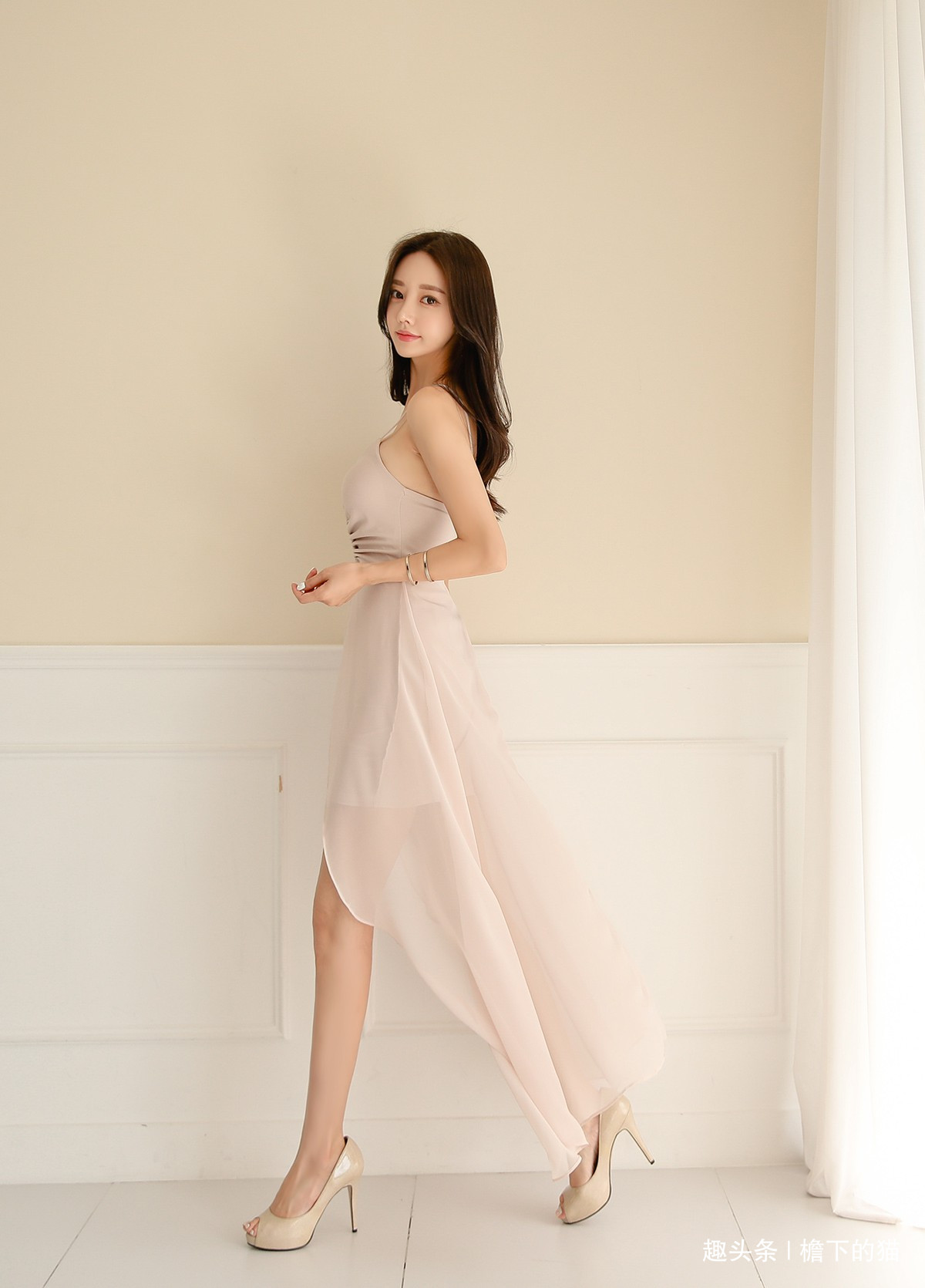 孙允珠-晨曦浆露吊肩透纱长裙鉴赏_裙子