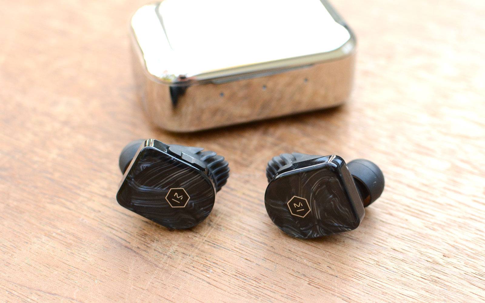 lv 推出新款无线耳机,售价超过 1000 美元