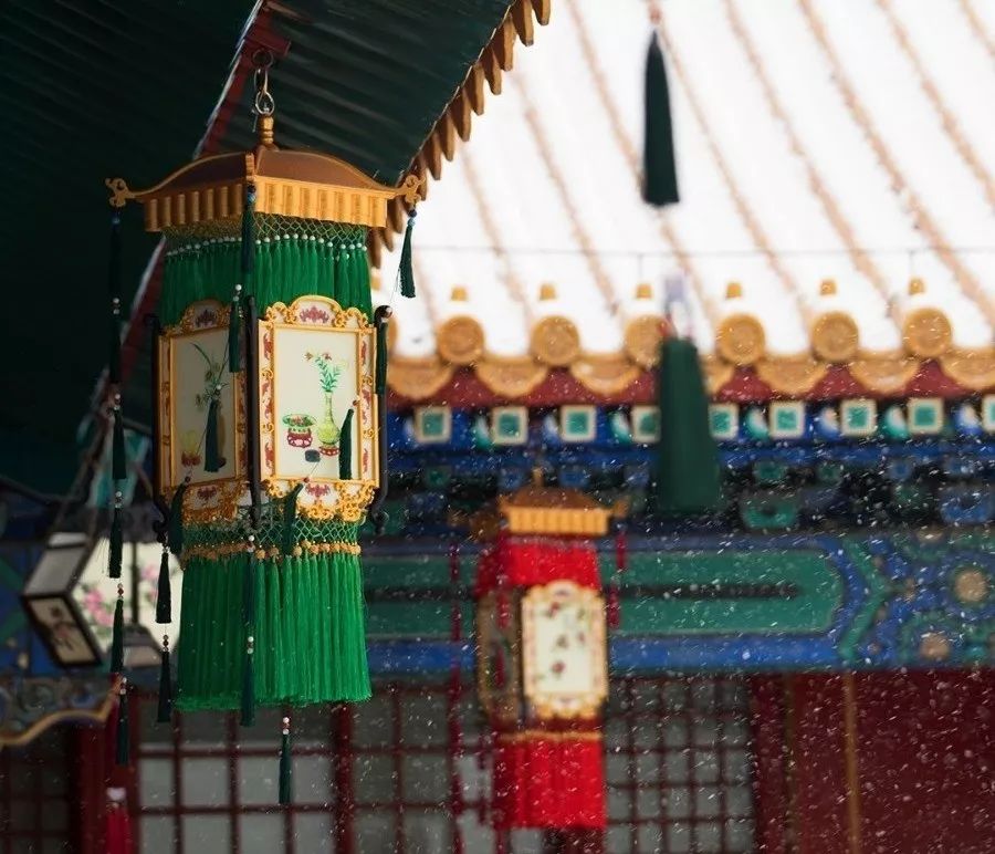 故宫便成了紫禁城"旋扑珠帘过粉墙,轻于柳絮重于霜"望