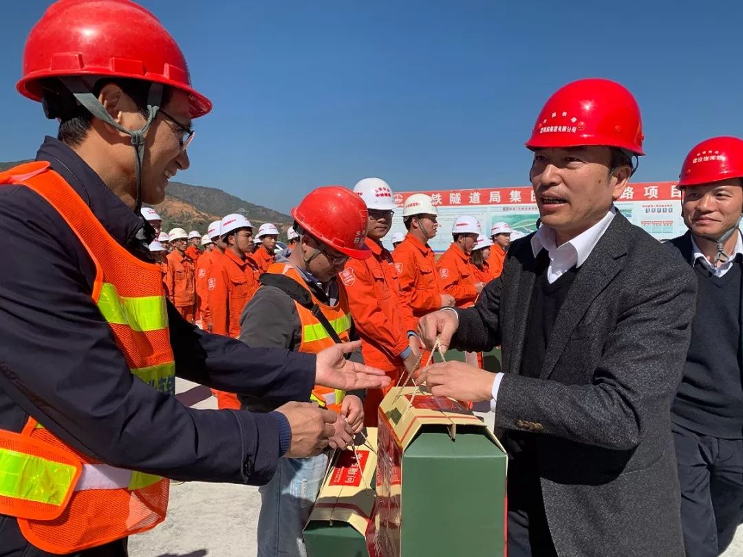 熊春庚慰问公司玉磨铁路建设者