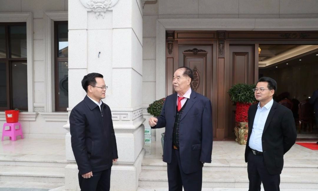 丰顺县委书记曾永祥,县委副书记,县长廖茂忠陪同许应裘先生考察项目