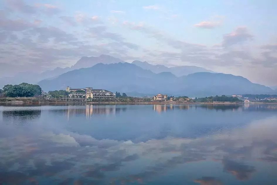 国际旅游度假区春节带上家人,朋友峨秀湖的山水画卷中游一遭坐在湖边
