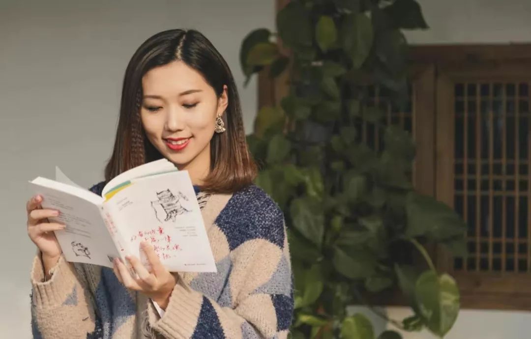 容貌姣好,气质温婉,这是大多数人对月涵的第一印象.