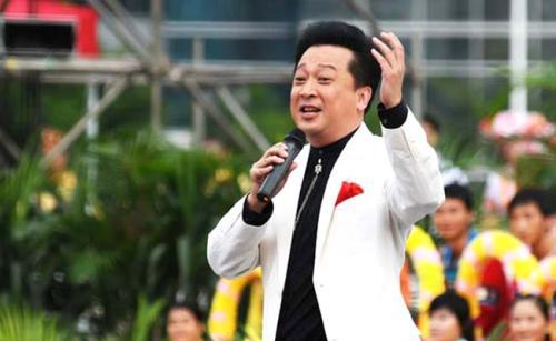 歌唱家郁钧剑近照,女儿非常可爱,与老婆是一见钟情