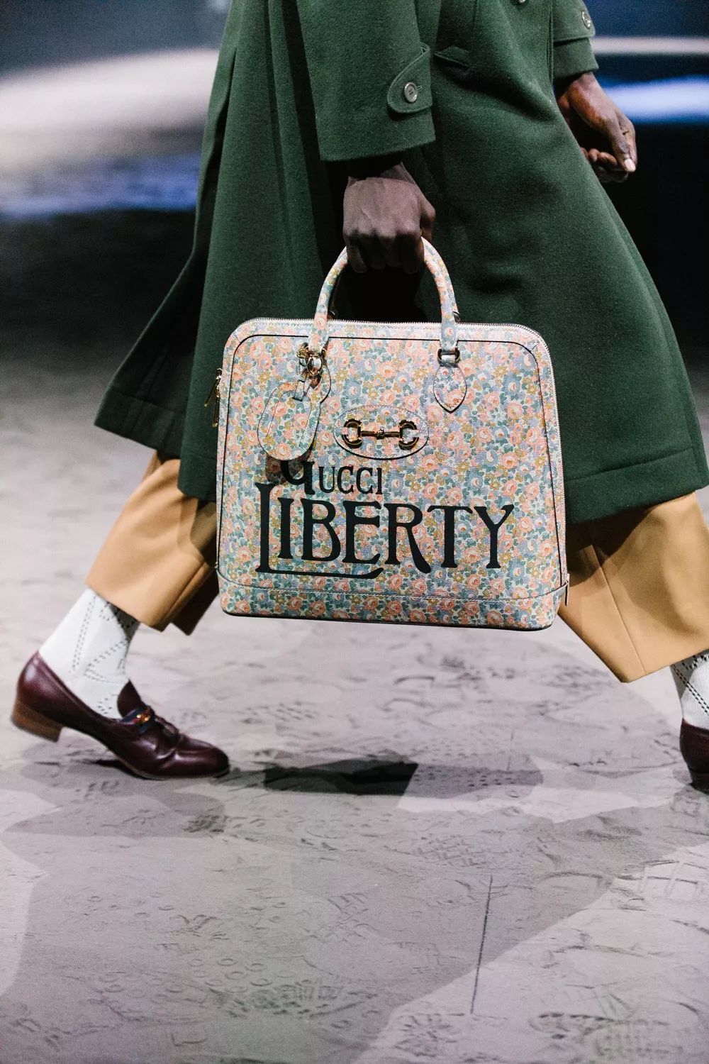 gucci 给男生穿了小碎花?效果还怪可爱的