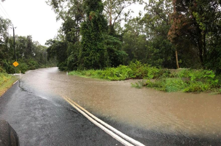 澳洲大雨洪涝上cctv水淹道路房屋开车如开船大人小孩们却在雨中作乐