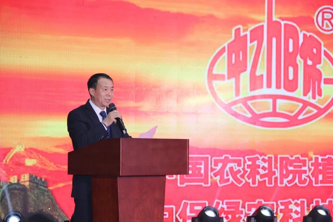 副总经理张刚应宣读表彰决定随后,张刚应副总经理宣读了《关于表彰