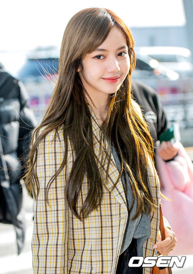 挥别齐刘海!blackpink lisa以斜刘海发型亮相机场