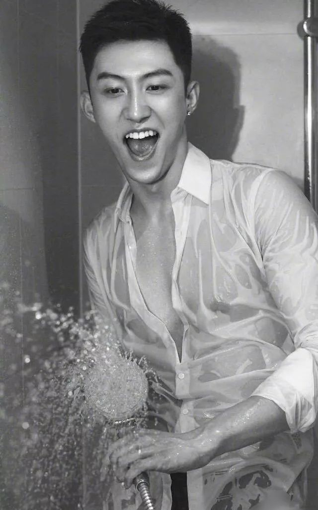 衬衫男湿透身视频疯传_写真