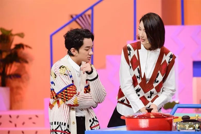 艺人王祖蓝和老婆李亚男早前上综艺节目《花花万物》,与主持人小s和