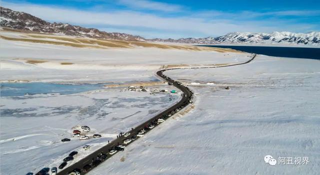 赛里木湖再现冬日震撼奇观游客免票自驾车免费
