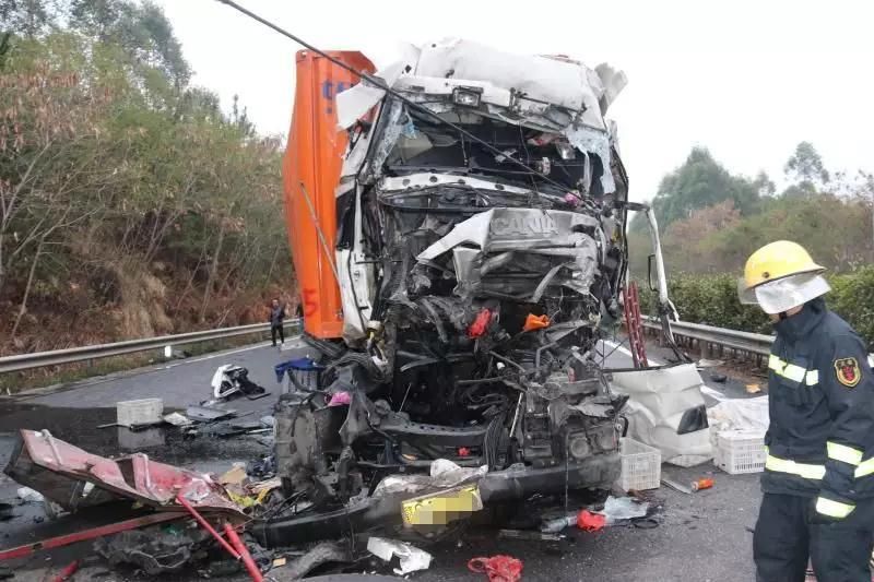 春运高速上出车祸,粤s小车5人死亡!