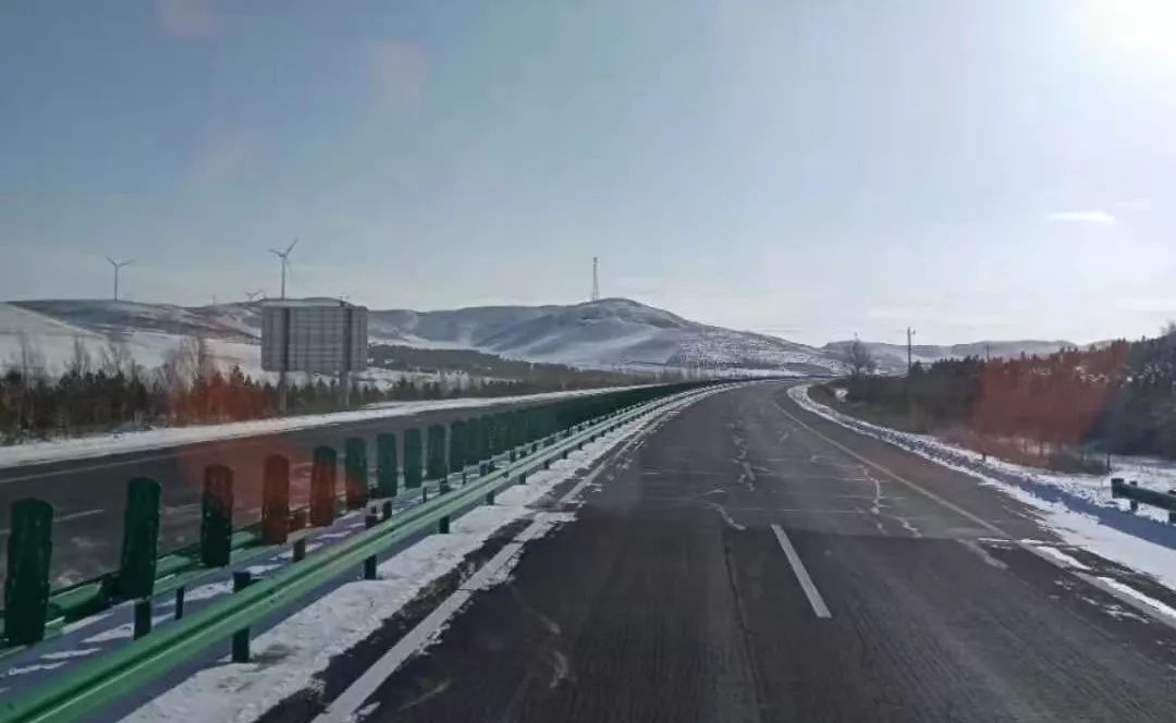 s105线(呼和浩特-科尔沁右翼中旗)k342-k411(白旗段)部分路段路面有