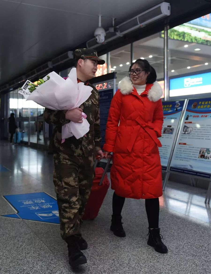 在合肥南站东进站口,孙浩与妻子徐勤芳准备回营区在