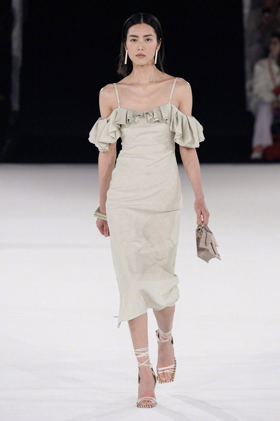 刘雯现身t台重返舞台,网友:这身板太瘦了.