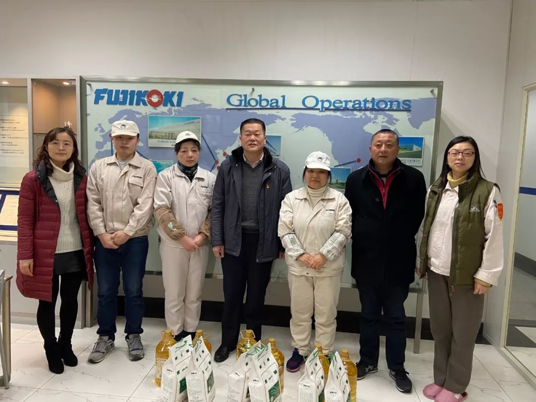 镇工会慰问组先后去到苏州不二工机有限公司,城管中队,派出所联防队等