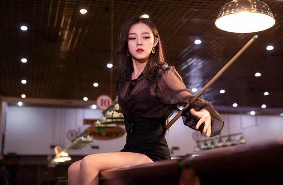 和平精英:天王杯美女解说太吸睛!陈赫师妹出场,sky目不暇接