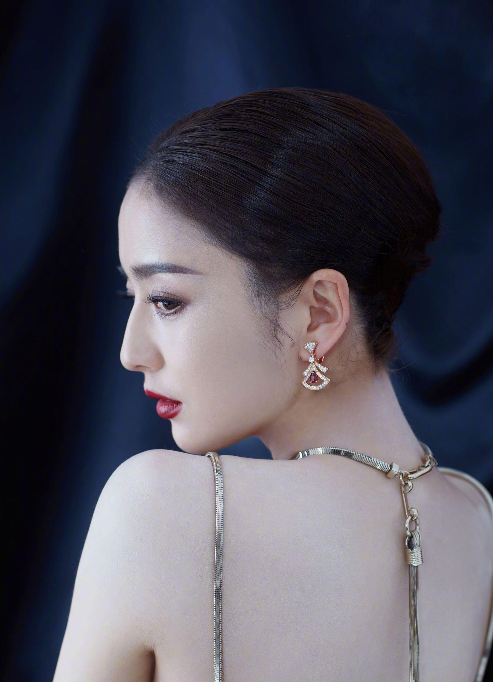 佟丽娅胆子有多大仅靠两根细链吊着胖一点就危险了