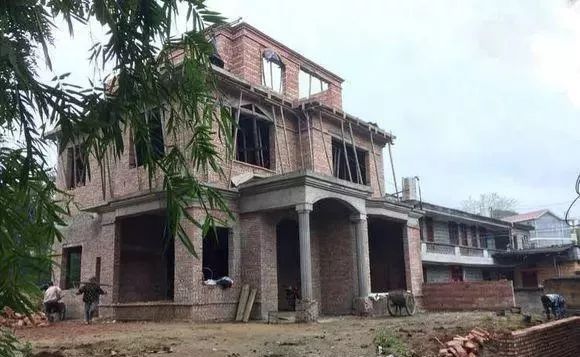 变城堡风了……现在是这样子房子的一层已经出现,前后错开呈一次递进