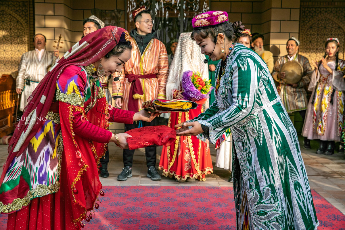 历史上真有香妃琼瑶阿姨没瞎编游客体验新疆传统婚礼