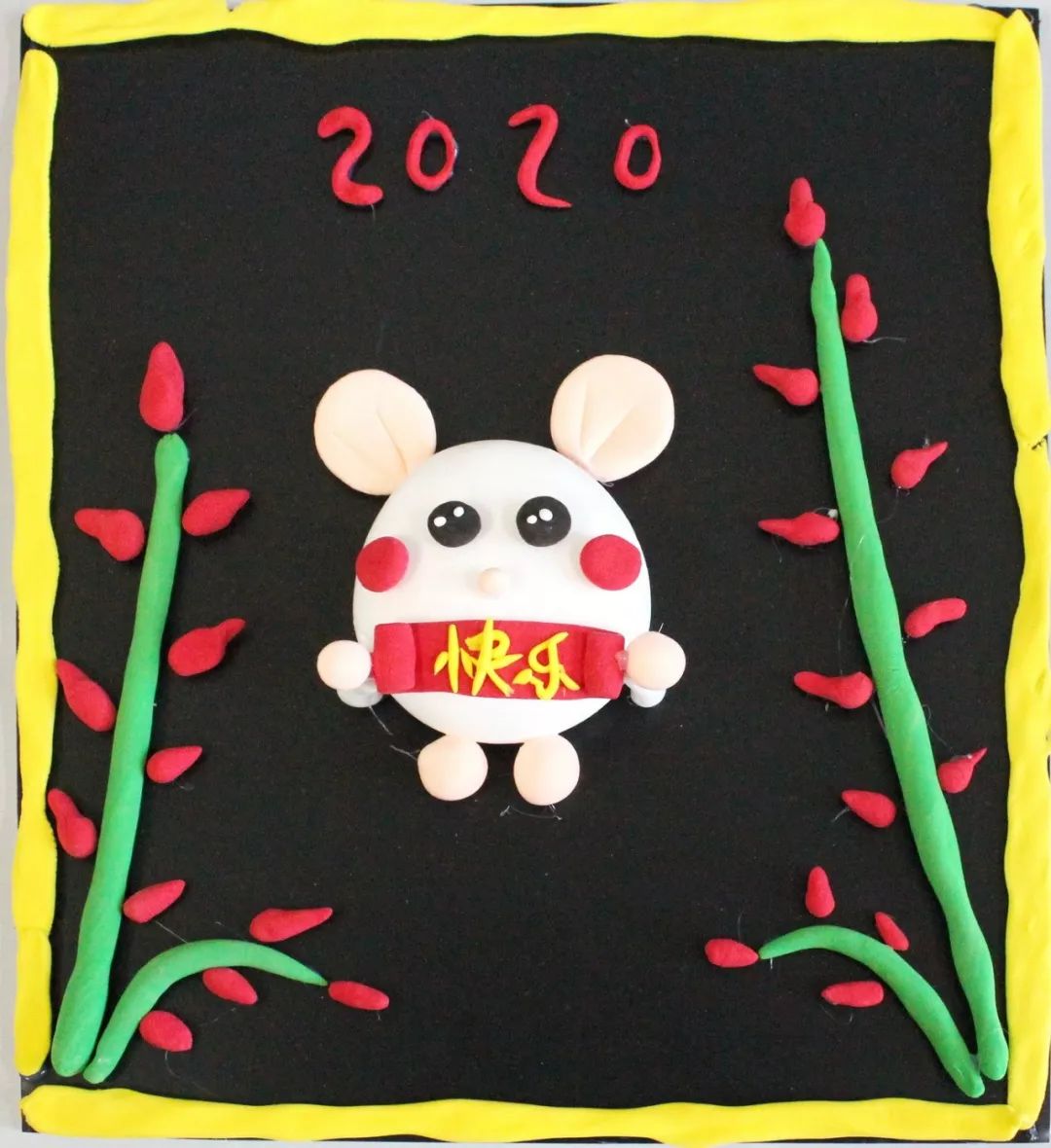 陈若曦 大三班纸浆画《熊猫》方菲 大二班剪纸粘贴《红灯笼》张嘉涵