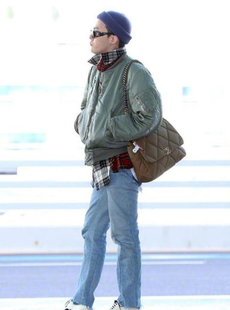 32岁权志龙日常私服淡色系外套搭配格子衫和棉帽不土反而很潮
