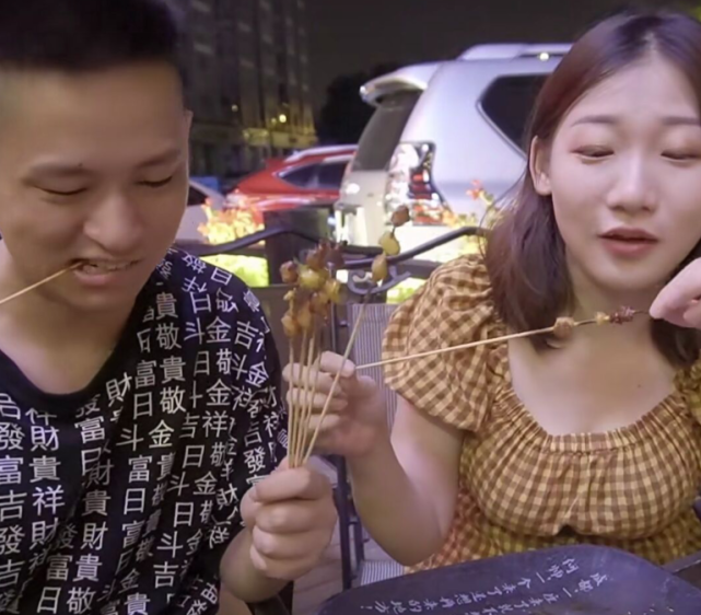 胖胖请男友吃烧烤,男友一张嘴就要一百串,仅花十几分钟就吃完_敬汉卿