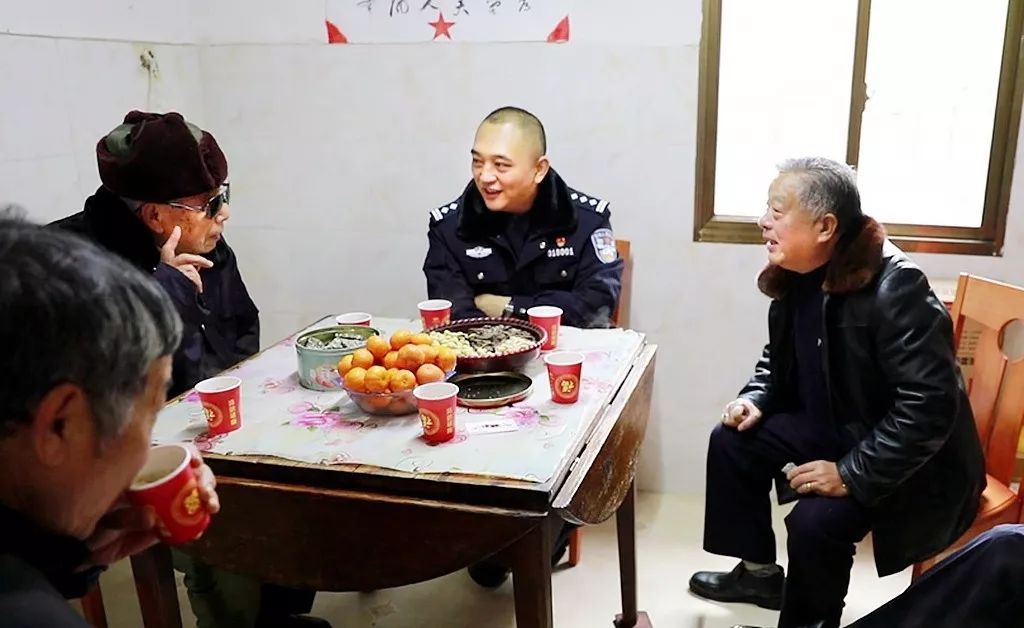 进贤百万警进千万家新年伊始守平安民警进我家