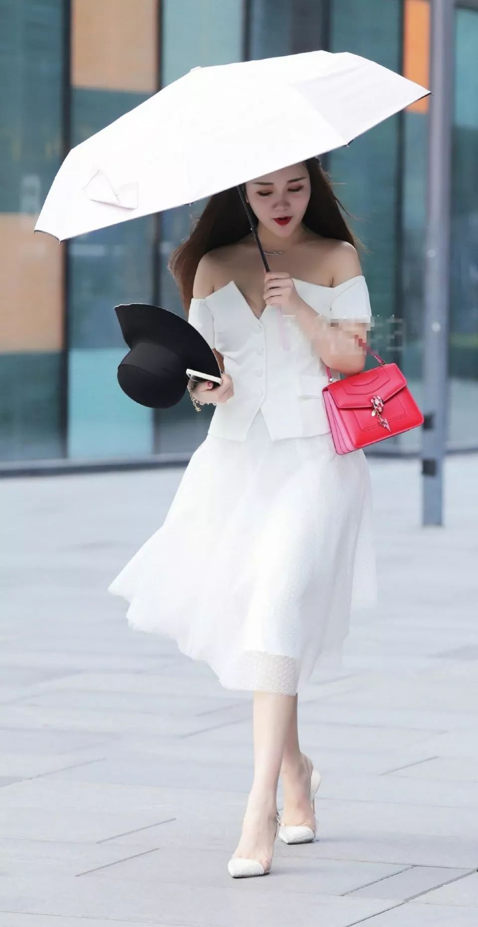 抹胸裙搭配高跟鞋,逛街约会比别人美