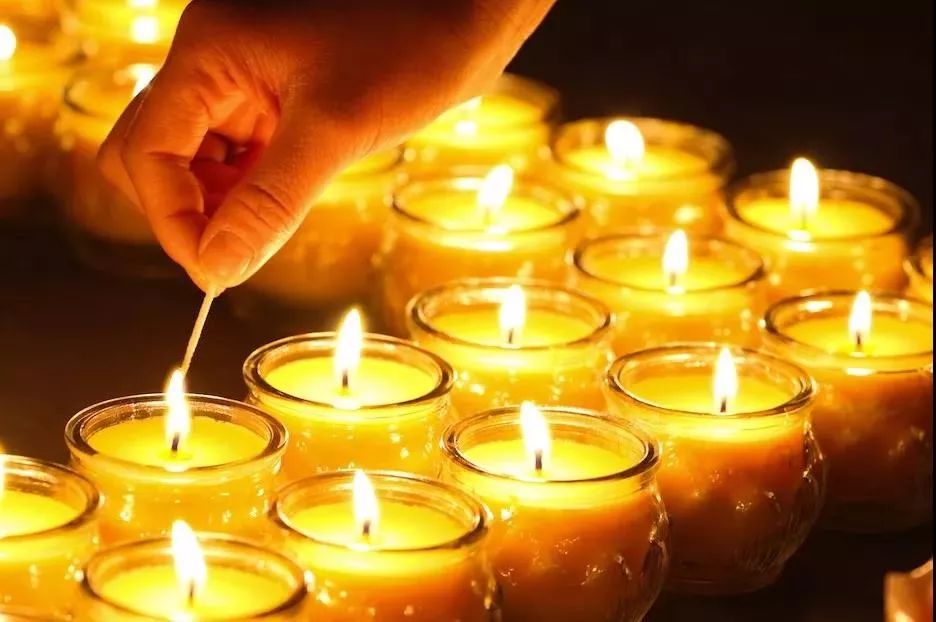 灯是智慧,光明的表征;燃灯供佛始于佛说,是佛门中重要的供养方式之一.